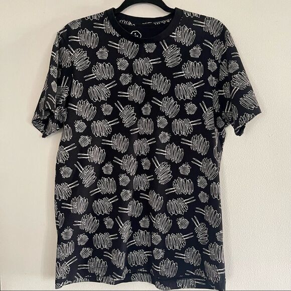 Uniqlo x KAWS x Peanuts Dust Cloud All Over Short Sleeve T-Shirt Size Medium - Picture 1 of 3